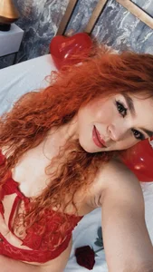 ErikaGoldmanのI am your Valentine's Day angel 💕❤️の 3枚の写真