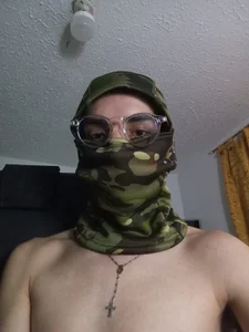 ZHoster24 Sesión Con Mascara Foto 3