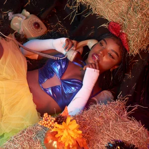 malu_horny_69のSnow White is alone and lost waiting for you to give her all your love.の 2枚の写真