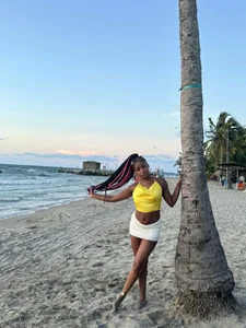 Isaa_Coleman_ The beach and I are one 💛🌊 Immagine 