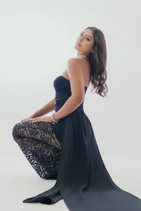 AllyJensen “𝒜 𝒞𝓁𝒶𝓈𝓈𝓎 ℒ𝑜𝑜𝓀.” 💋 Immagine  5