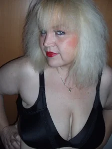 Blasflittchen Milf Bitch posen Pic 4