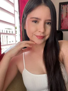 IsoldeVane Hey you… I’m already live and glowing for you ✨ Come see what I’m wearing… or maybe help me take it Bilde 2