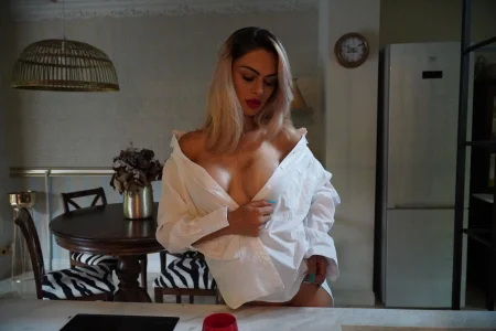 TiffanyMaze Naughty in the kitchen💦 Immagine  9