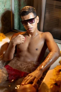 KingStark_: Temptation in Bubbles ( 2 фото)