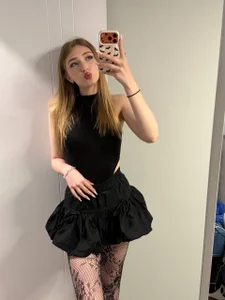 AveryBerksonのblack outfitの枚の写真