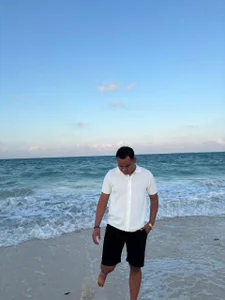 Danimiles Public зображення