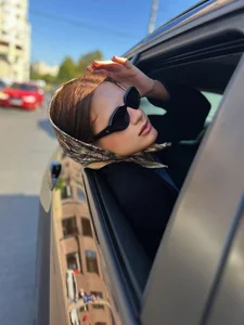 AmedeeaBanks On the way to Studio Pic 2