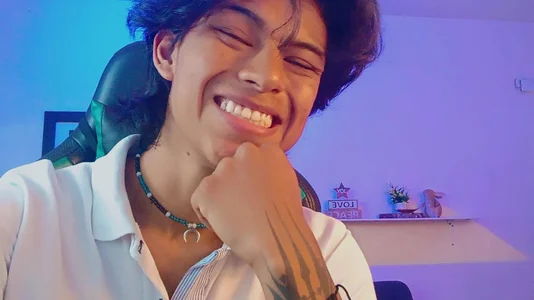 People have been complimenting your smile and my hair a lot lately. Do you like it? Thank you very m de dreyk20 Foto 3