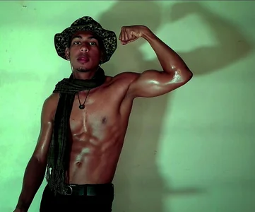 lorian_vikel: hot milotar ( фото)