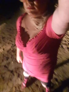 HornySlutHannah: Public ( 5 фото)