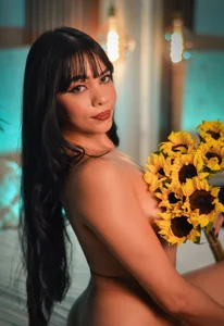 help me reach 500 likes 💛✨ de Luluwonderr  3 photos
