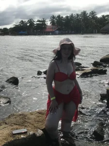 In the beach od scarlett__morgan  3 snímek