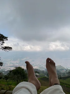 Levy_Steve barefoot Pic 4