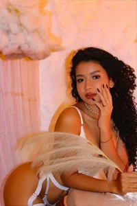 SophieHouston_ Sexy between clouds Pic