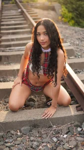 _Violet_rosee_ Sunset in railway line 🔥☀️ Foto 3