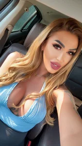 Nicol2NayaのJust a ride and a little cleavage... who's joining? 😉🚘の枚の写真