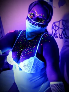 SalmaZamann SHOW NEON Pic 5