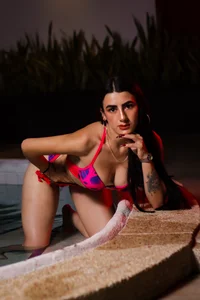 DanielaMedinaa Sexy piece of me in the pool Foto 6