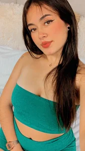 Jaslyn__Smith How is that green agreed with the tone of my delicious skin? 💚💥 Foto 2