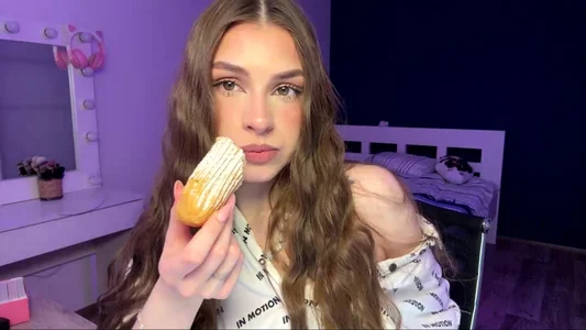 MachelleSpader Eating a sweet cclair  3. fénykép