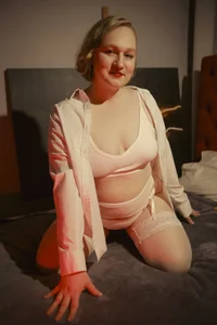 Kitty_Rest_のSexy white lingerie in neonの 4枚の写真