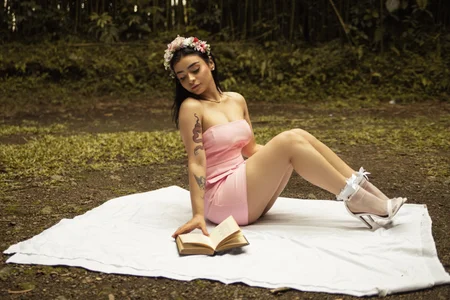 ConnieFontaneLost in the forest图片 3