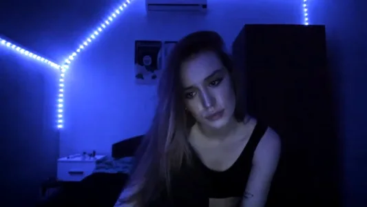 tinyglow Just posing 🤪 my first stream slika