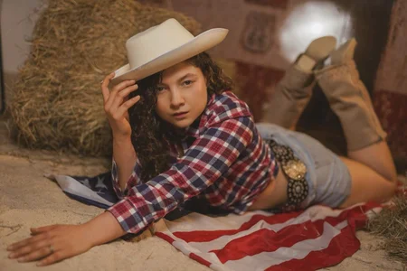 victoria_becker_ Cowgirl🤠 รูป  2