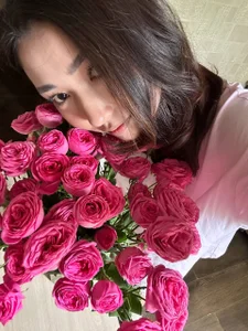 LindaHernandez Flowers are the best accessory for a girl! Foto 4