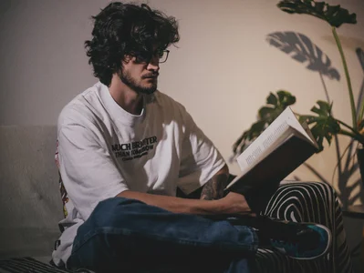 Loggan_donnelly: reading ( 2 фото)