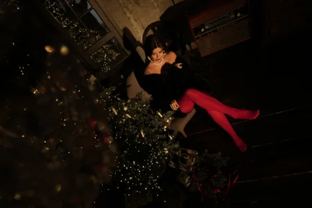 2025 de NicoleMun  9 Imagens