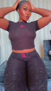 HugemassivebootieのBig assの 2枚の写真