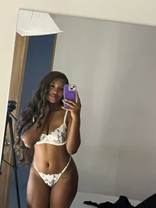 LiaTrainor Public Foto 3