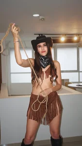 hanna_foxi This cowgirl is ready to ride!!🔥 Bilde 3