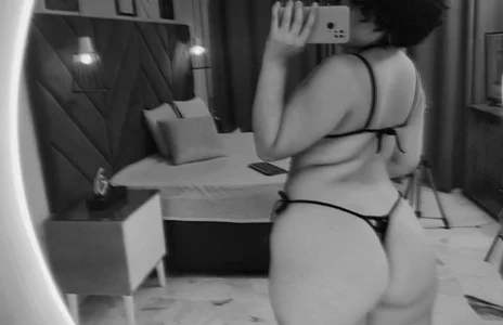 viiolett_lee B/W💋 Pic