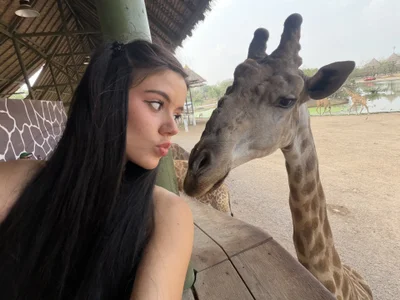 CuteNessy My new friend 🦒 사진