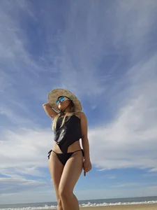 AnyraVelvet Beach Poză