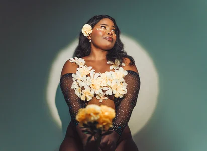 Rianamanson In the flowers Pic 7