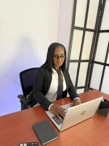 TinnaCobb sexy secretary  2টি ছবি