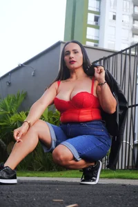 Sara_Charmy kullanıcısının ✨ Between cement and lights, the city is also my catwalk. albümü -  fotoğraf