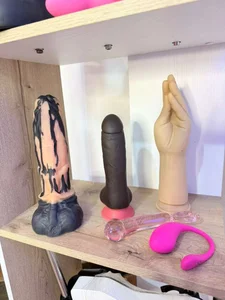 valerie_lya Check my toys🍆 Immagine 