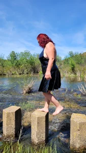 NikkiHolland: River walk in latex dress ( 7 фото)