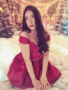 SarahMiler_のwear red. There is nothing stronger than a woman in a red dressの 5枚の写真