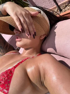 LucyRosse 👙 Gambar 3