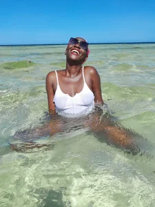 hornyqueen93 ON THE BEACH Poză