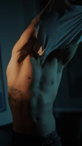 ElianFoxter Where Shadows meet, my body speas টি ছবি