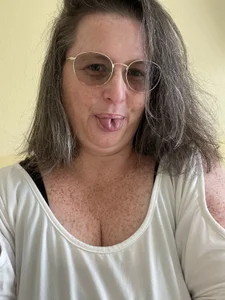 bea_french_curvy Public Pic 4