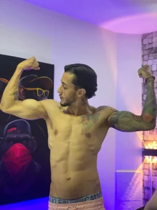 jonas_conor: my muscles 💪🥵😏 ( 2 фото)