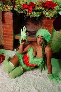 NATALIE_PARKERR kullanıcısının Me as Grinch, Merry Christmass! 💋🎁✨ albümü -  4 fotoğraf